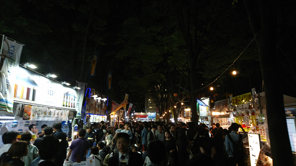 けやきひろばで開催中のビール祭り